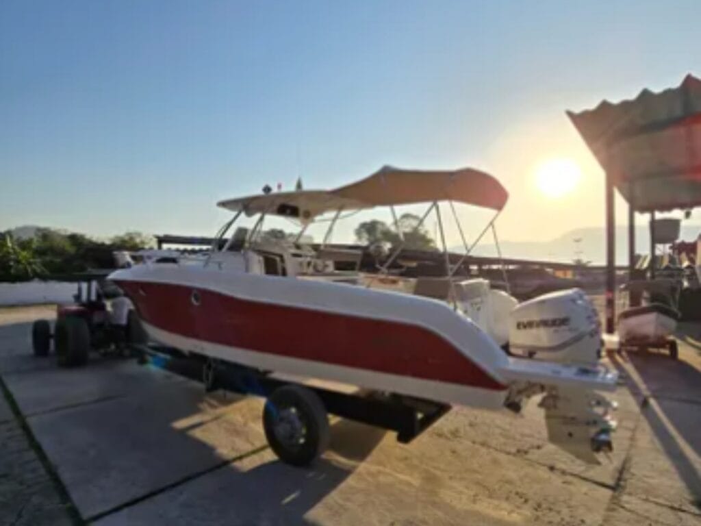 Fishing 32 Saint Tropez – Vista Lateral em Destaque