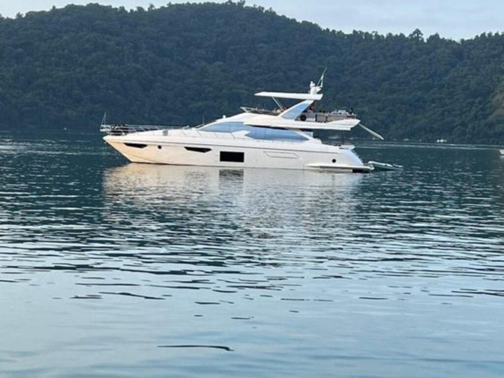 Azimut 70 2016 - Vista da Lateral Externa da Lancha