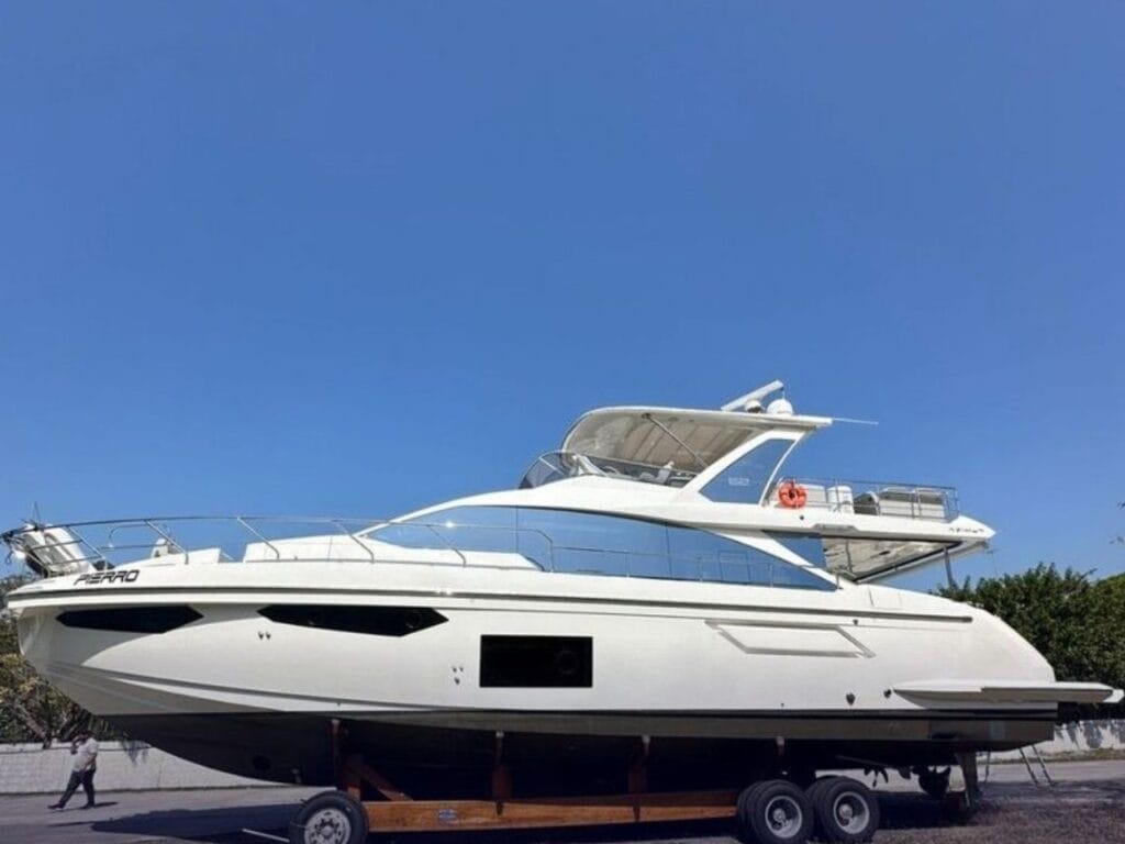 Azimut 62 2023 - Vista da Lateral externa da Lancha