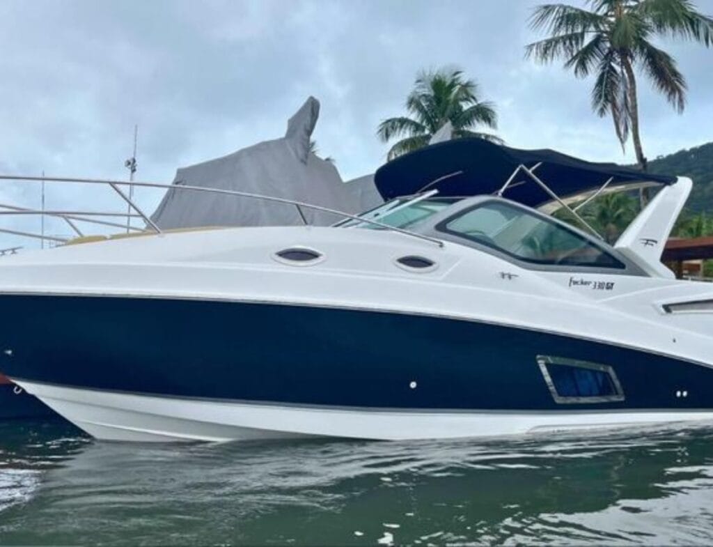 Focker 330 GT 2016 s - Vista da Lateral Externa da Proa