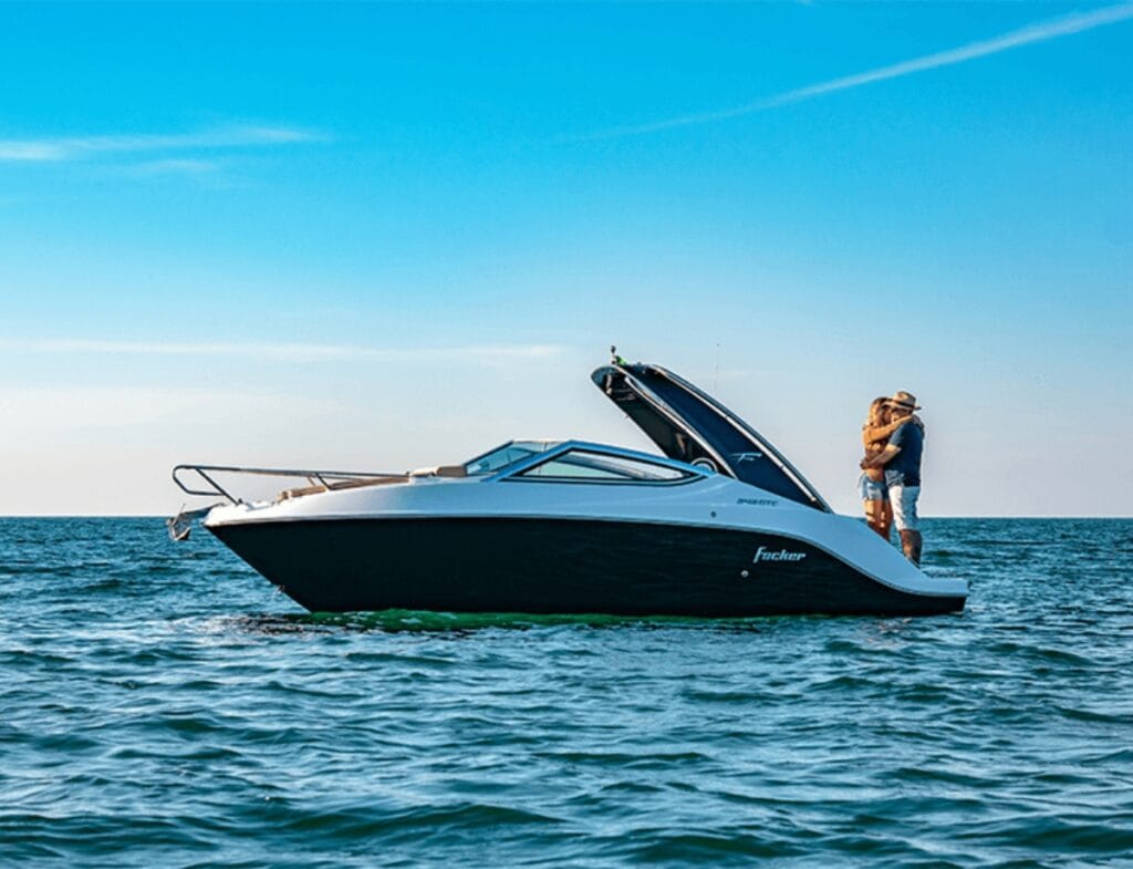 Focker 242 GTC 2024 - Vista da Lateral Externa da Lancha
