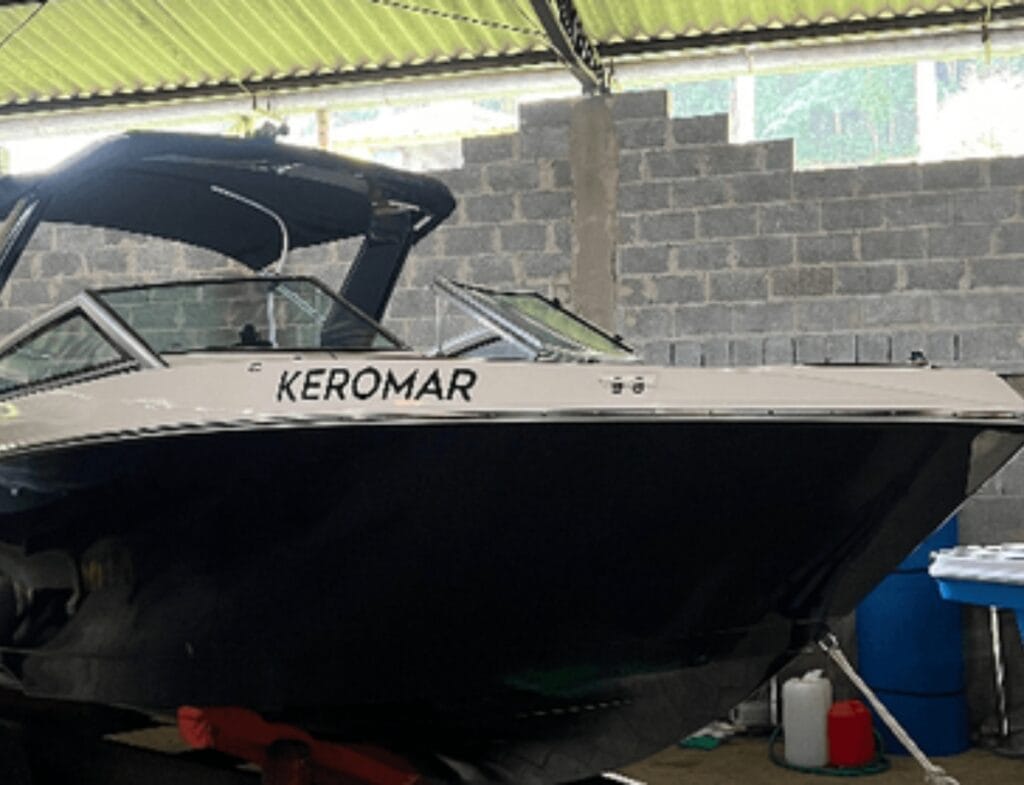 Focker 242 GTO Black Edition - Vista da Lateral Externa Lancha