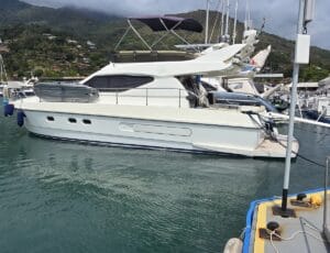 Ferretti 43 2001 - Vista da Lateral Externa da Lancha