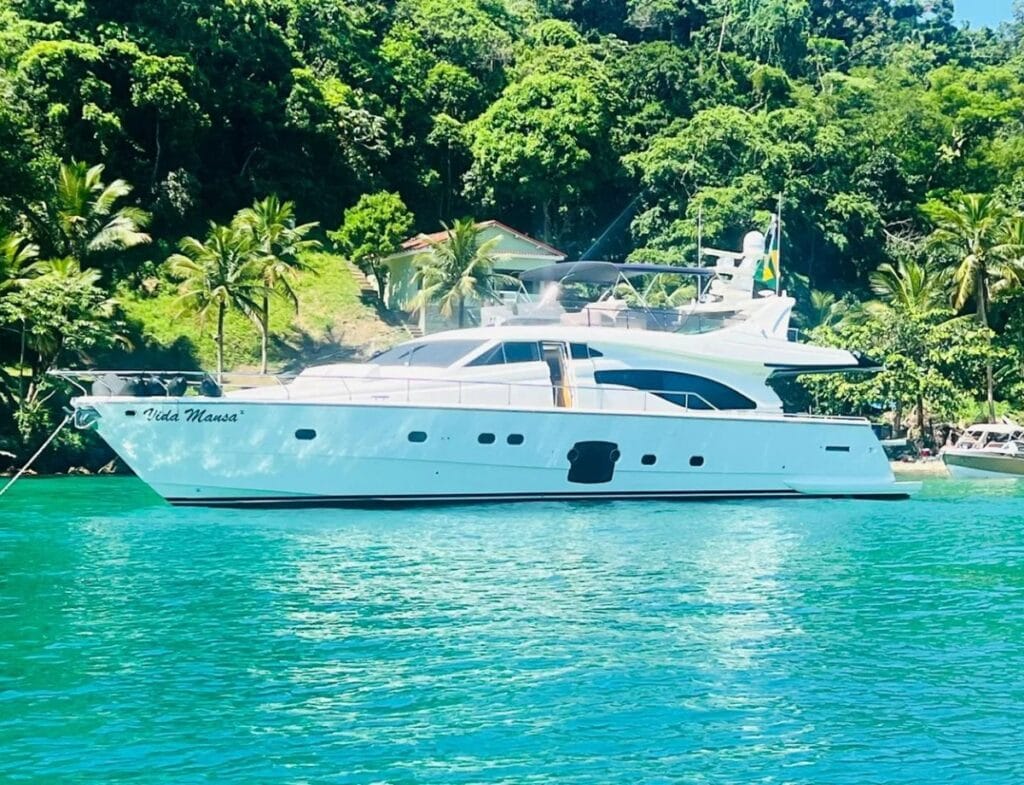 Ferretti 70 Fly 2006 - Vista da Lateral Externa da Lancha