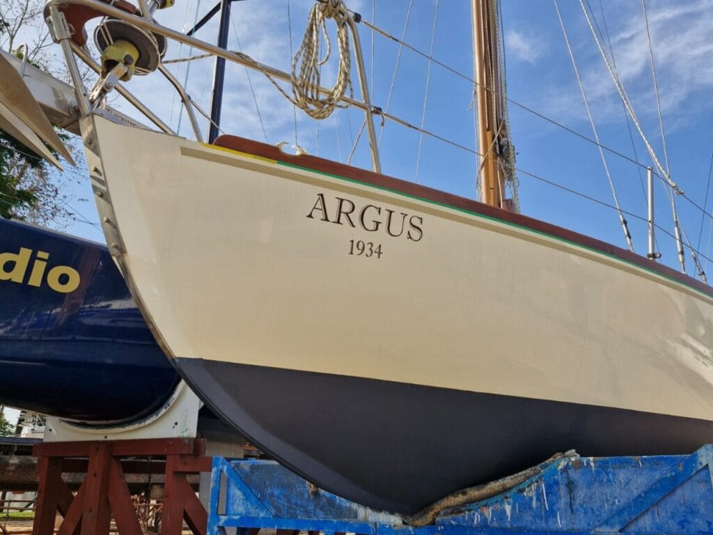 Veleiro ARGUS 1934 - Vista da Lateral Externa da Proa