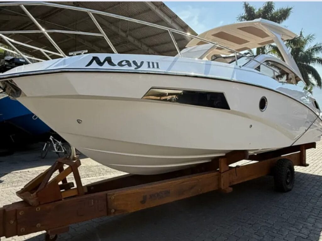 FS Yachts 290 Concept 2024 - Vista da Lateral da Proa da Lancha