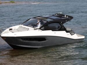 Focker 388 GTS - Vista da Lateral Externa da Lancha