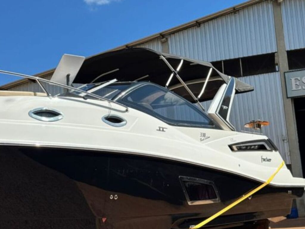 Focker 330 GT - Vista da Lateral Externa da Proa