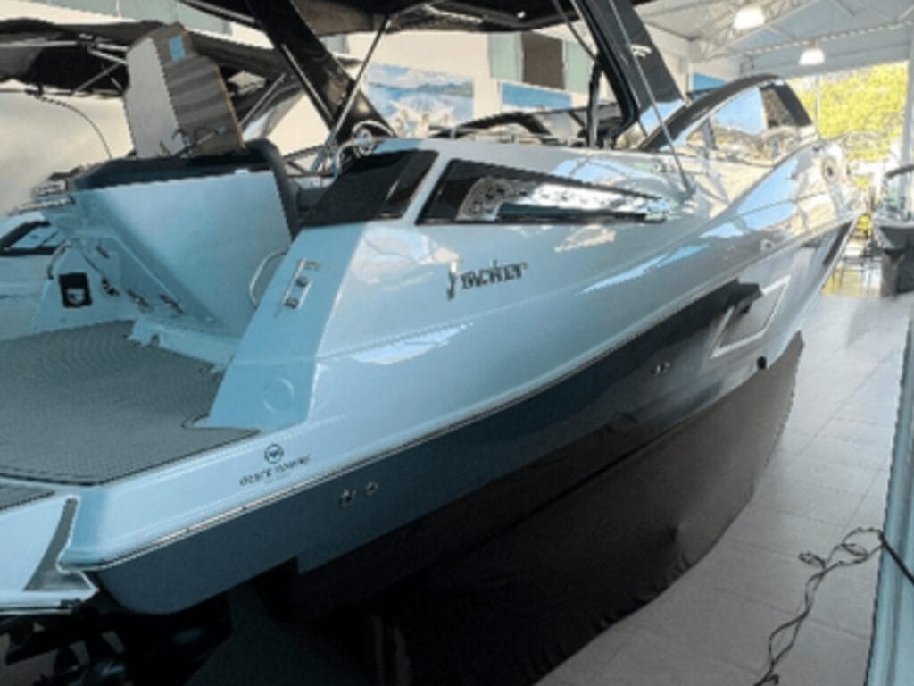 Focker 333 GT Black Edition 2025 - Vista da Lateral Extern ada Lancha