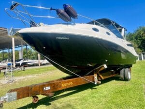 Focker 330 GT Black Edition 2021- Vista da Lateral Externa da Proa