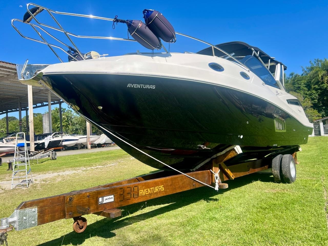 Focker 330 GT Black Edition 2021- Vista da Lateral Externa da Proa