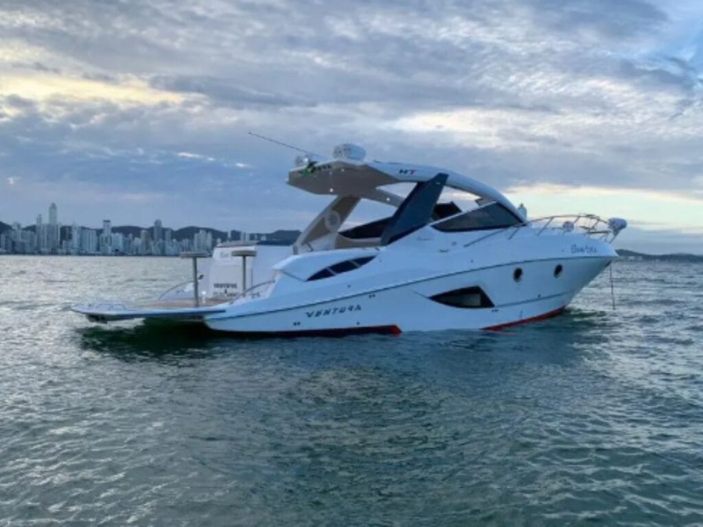 Ventura Marine V350 HT Premium 2025 - Vista da Lateral Externa da Lancha