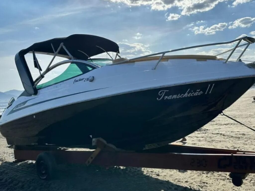 Focker 230 Black Edition 2016 – Vista da Lateral Externa da Proa