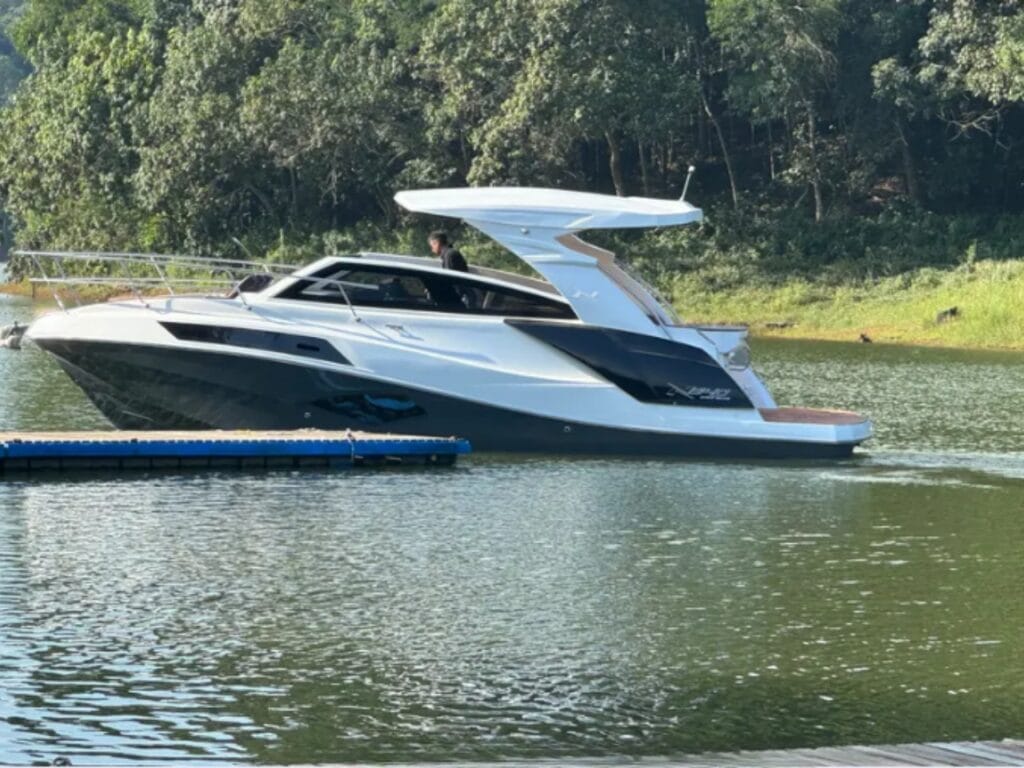 NX 340 Sport Coupé 2024 seminova – Vista da Lateral Externa da Lancha