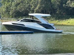 NX 340 Sport Coupé 2024 seminova – Vista da Lateral Externa da Lancha