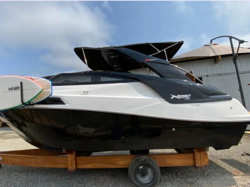 NX 290 Exclusive Edition 2021 seminova – Vista da Lateral Externa da Lancha