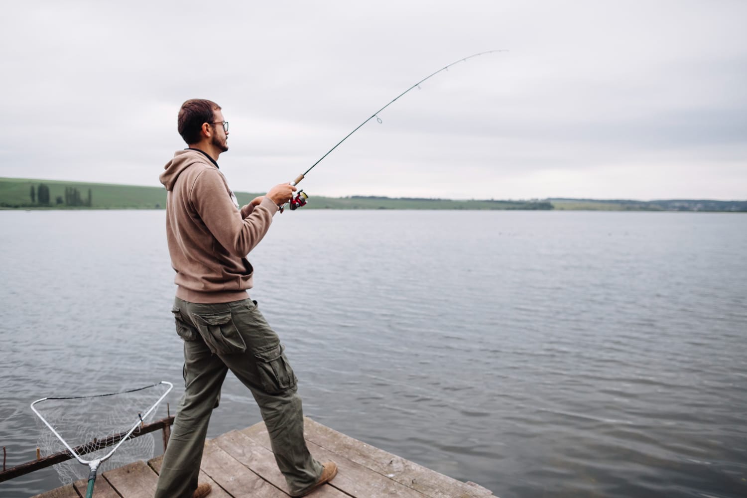 homem pescando na represa