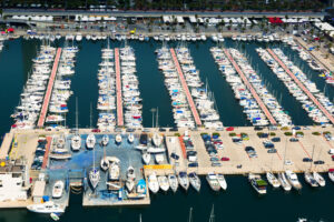 marina com barcos